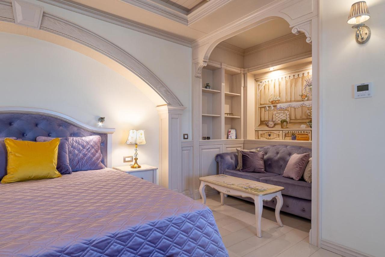 Casa Timis - Wellness & Spa Resort Chitorani ภายนอก รูปภาพ A bedroom with a wet bar