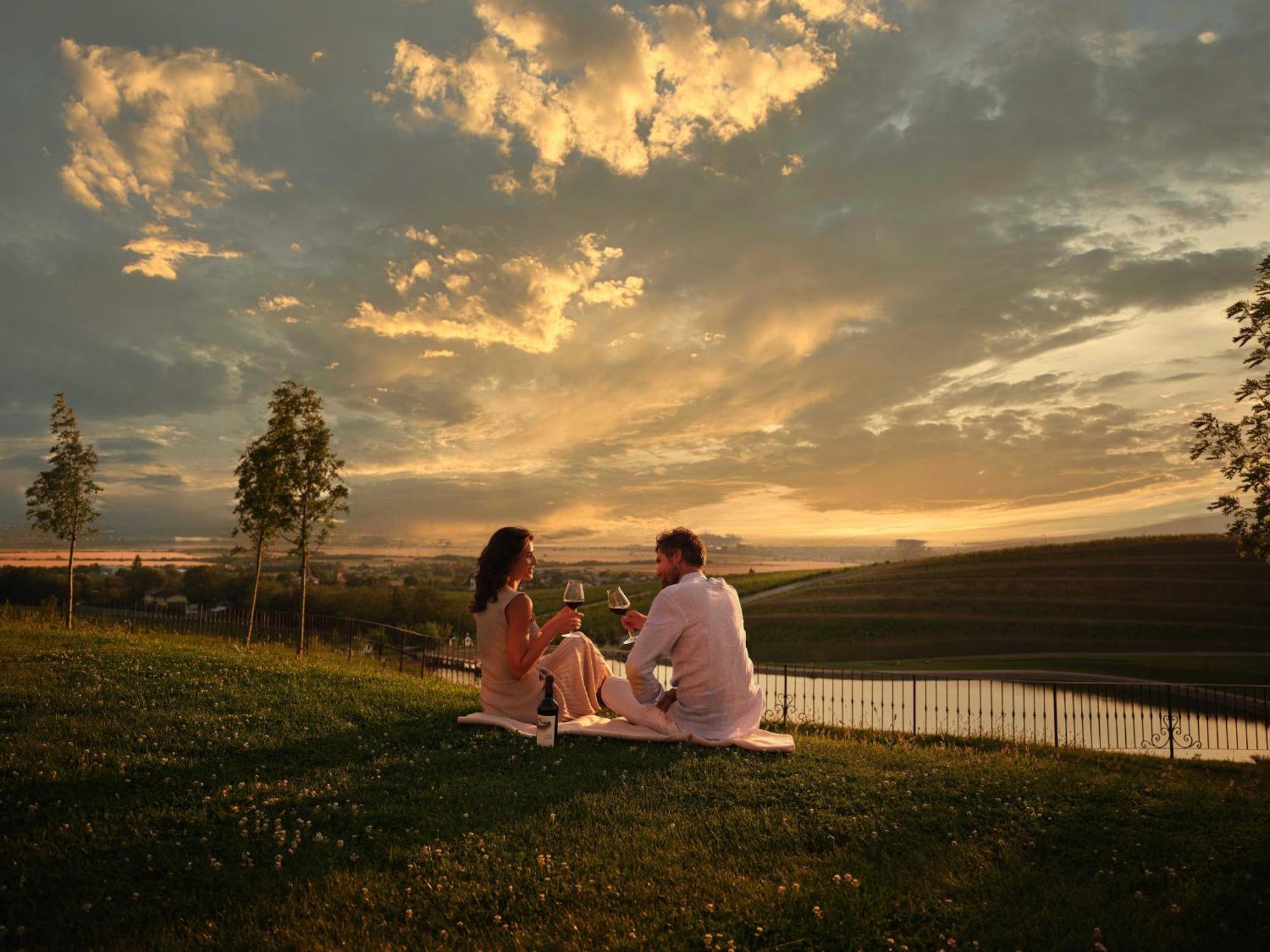 Casa Timis - Wellness & Spa Resort Chitorani ภายนอก รูปภาพ Sunset at the River of Ponds