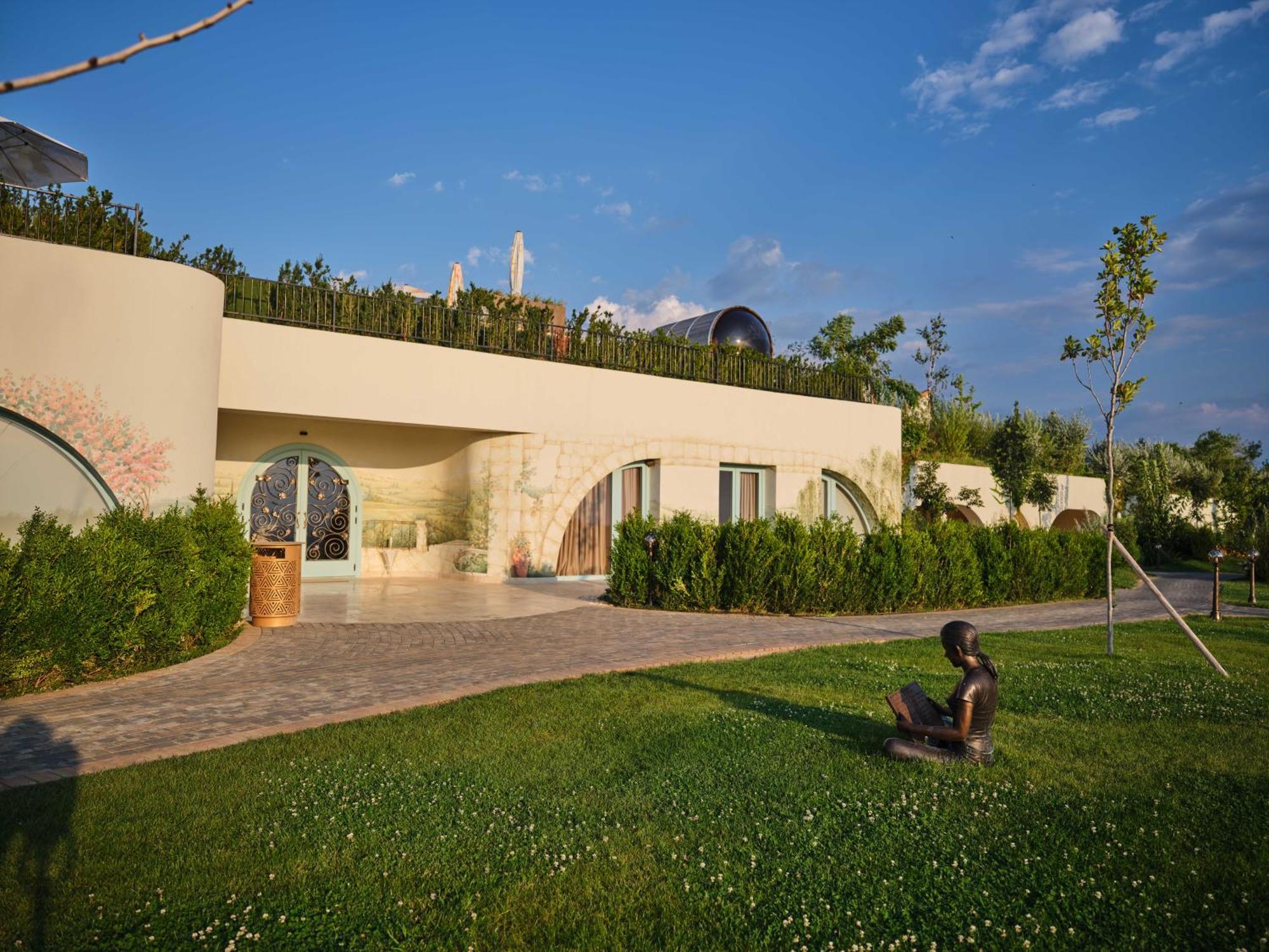 Casa Timis - Wellness & Spa Resort Chitorani ภายนอก รูปภาพ The new building of the museum