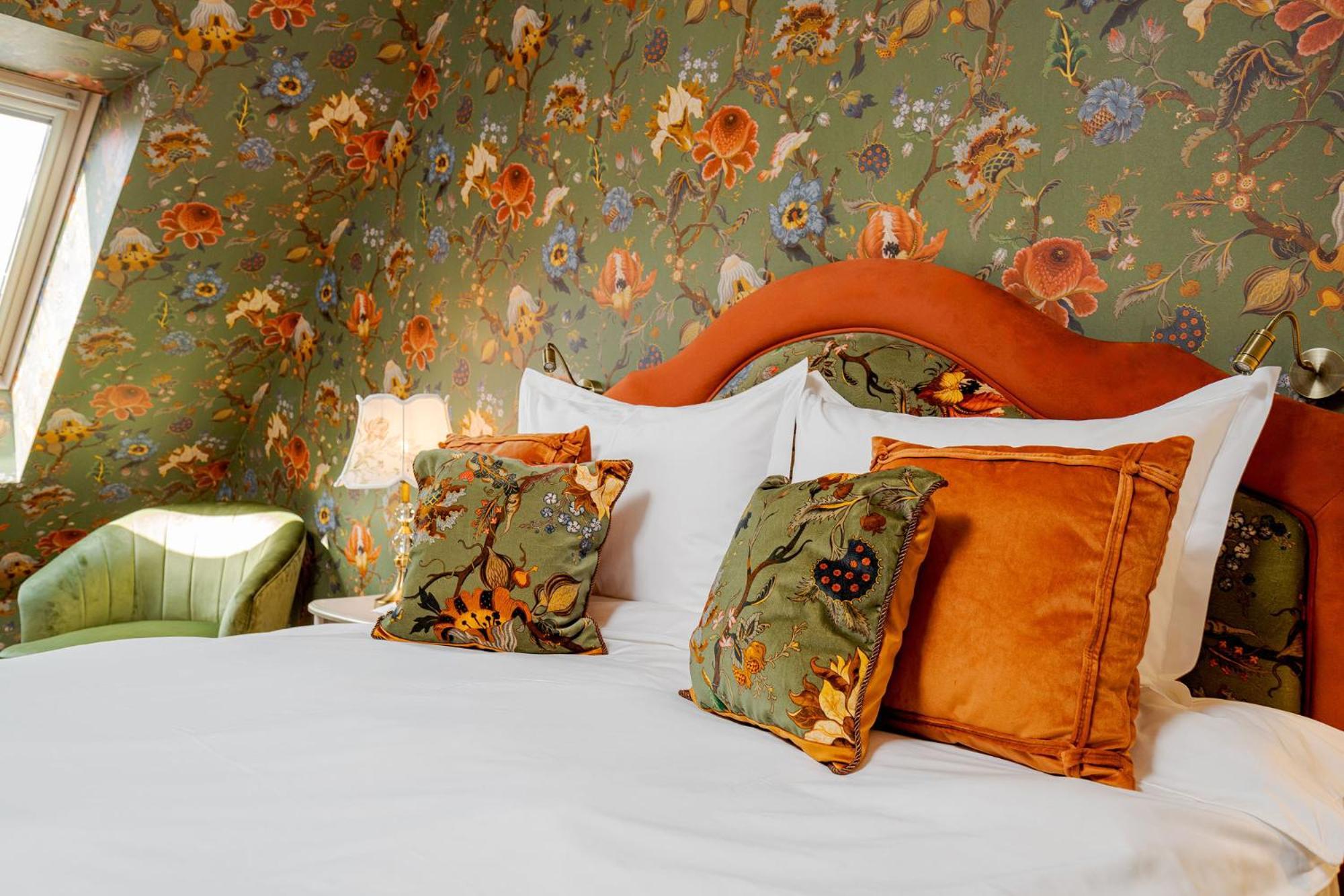 Casa Timis - Wellness & Spa Resort Chitorani ภายนอก รูปภาพ A bed with cushions